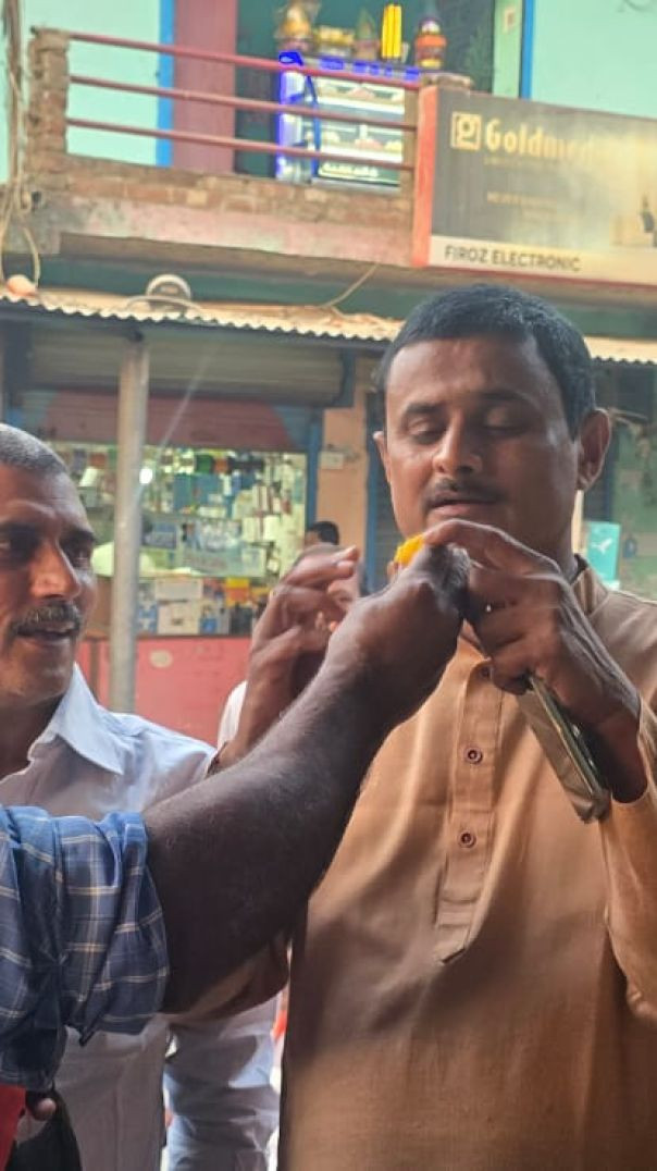 अररिया में एनडीए कार्यकर्ताओं ने मनाई जीत की खुशी, पटाखे फोड़कर बांटी मिठाई